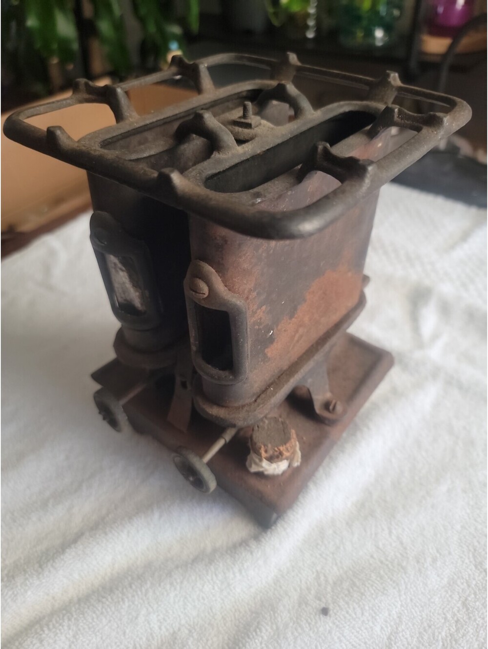 VTG KEROSENE SAD IRON HEATER STOVE DOUBLE BURNER TAYLOR & BOGGIS SUMMER GIRL No2
